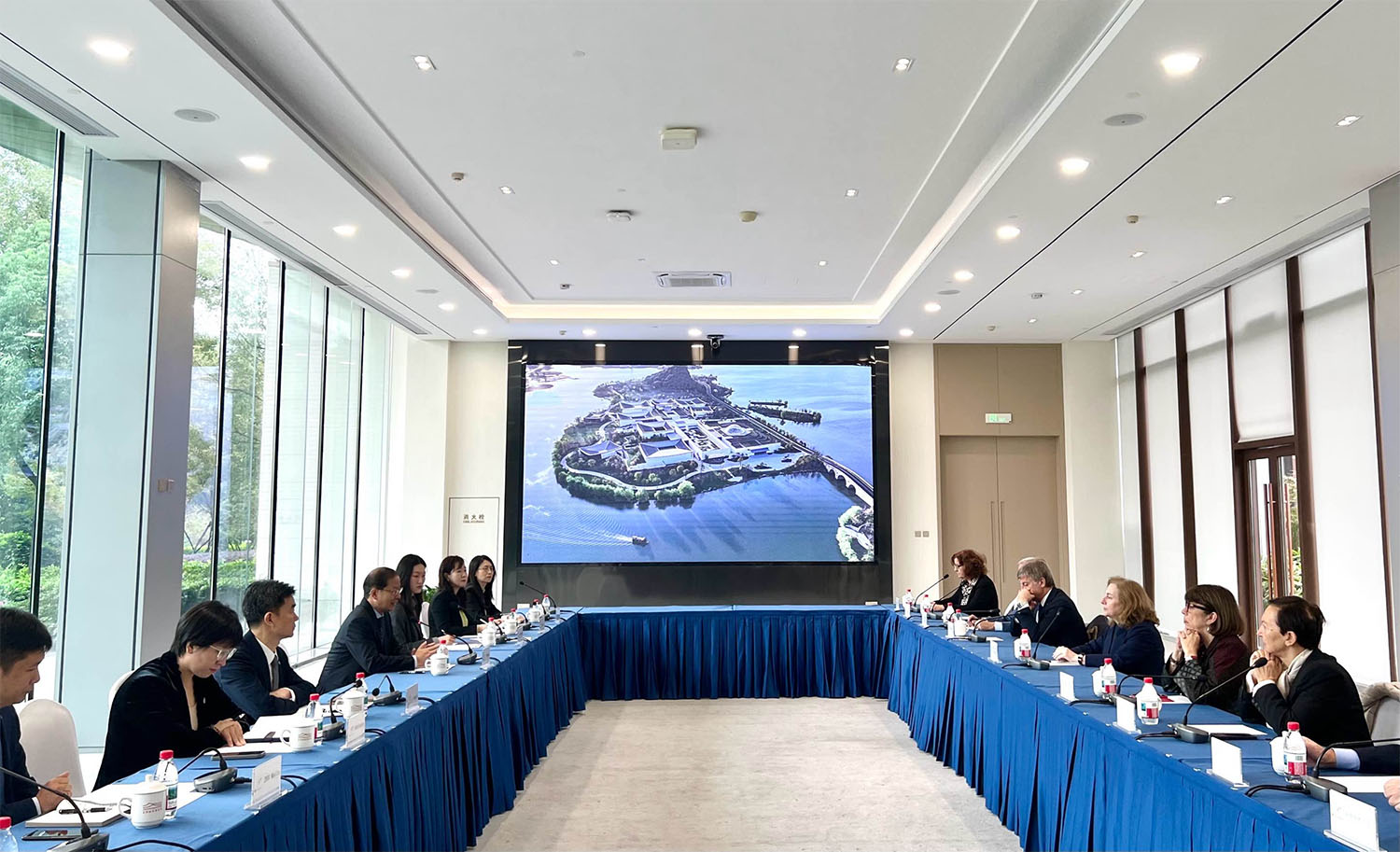 世界旅游联盟候任副主席兼秘书长郑浩会见意中协会主席玛丽亚·罗莎·阿佐利纳